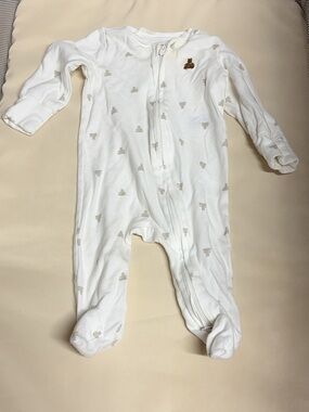 Baby GAP White Footed One-Piece sleeper with Beige Bear pattern 3-6 months
